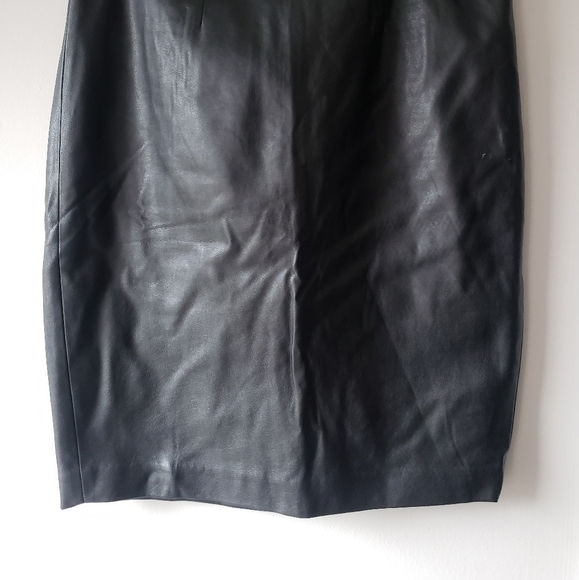 Ann Taylor faux leather pencil skirt in size 4P. - Picture 6 of 6